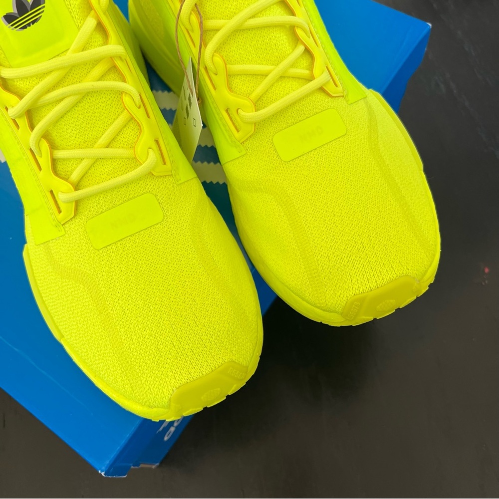 💙 NIB💙 ADIDAS NMD R1 V2 Solar Yellow - Picture 5 of 10